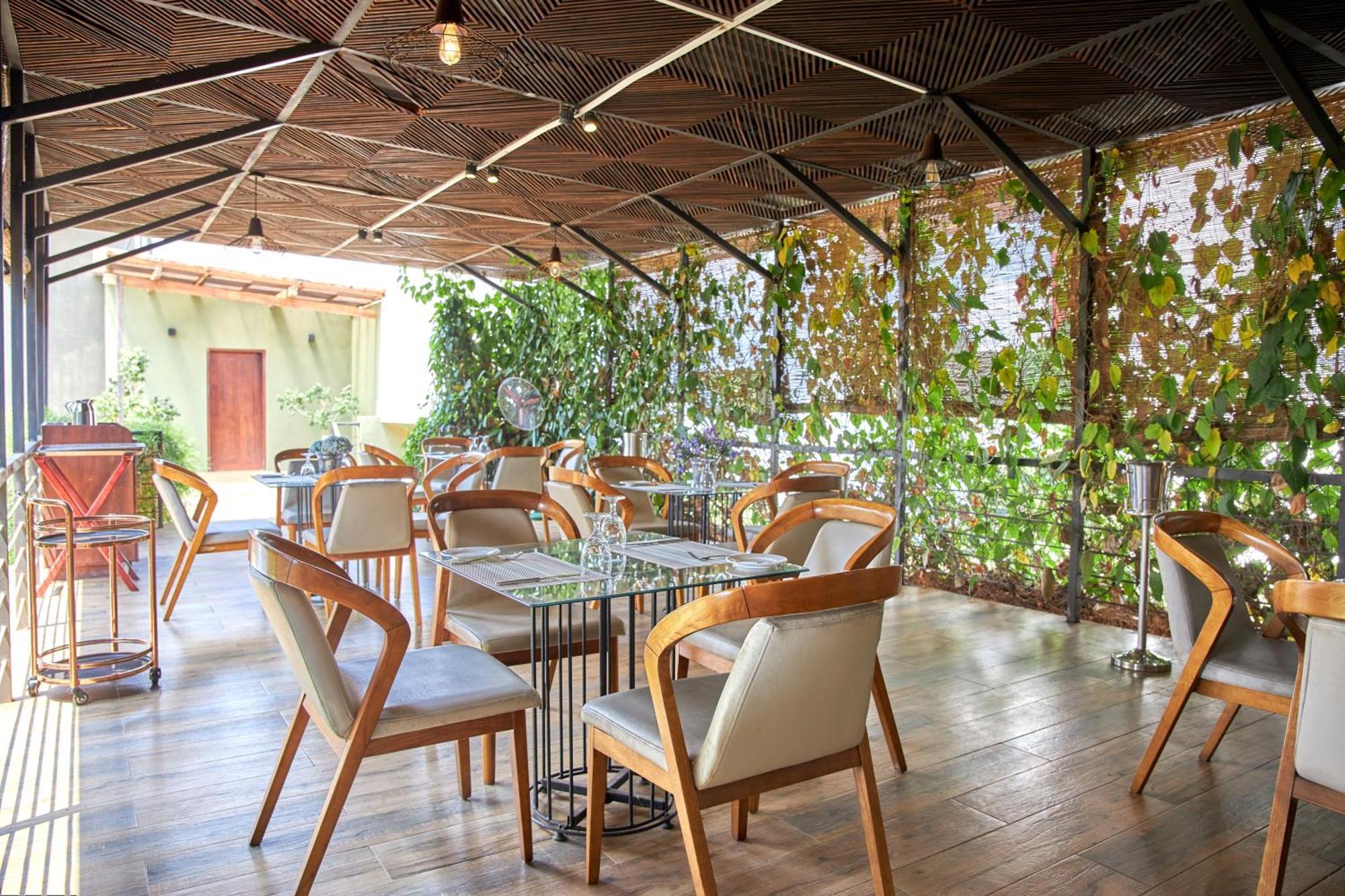 Seahorse Hotel & Spa Негомбо Экстерьер фото